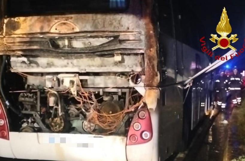 A fuoco pullman di una squadra giovanile di calcio nel Materano di ritorno da una trasferta: nessun ferito