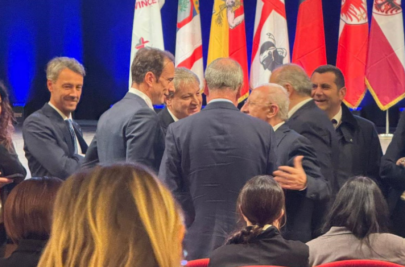 Festival delle Regioni a Bari, show di De Luca con Calderoli: «Provo a salvarti»