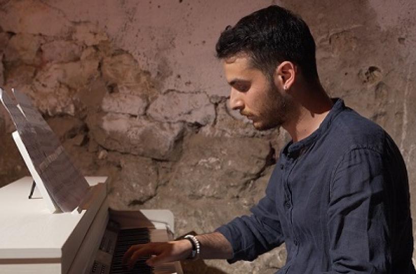 Palo del Colle, alla Biblioteca Giuliani il pianista Gaetano De Giosa presenta l’EP d’esordio «U SAve me»