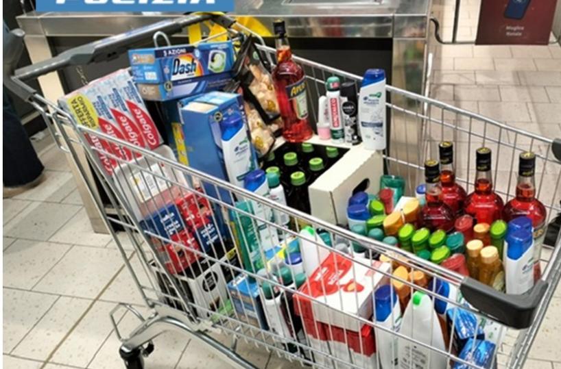 Taranto, rubano 500 euro di merce dal supermercato: colti sul fatto, 3 in manette