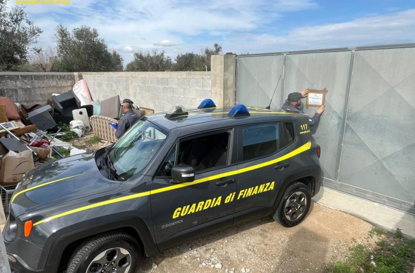 Cutrofiano, sequestrata discarica abusiva di rifiuti: 1300 mq di una società del settore edile