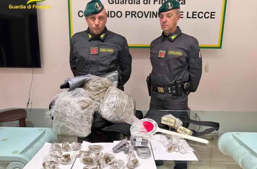 Lecce, GdF scopre due minimarket di droga lungo la SS7ter: sequestrati 5kg di hashish e marijuana