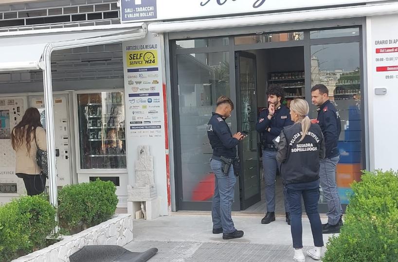 Colpi di fucile contro vetrata tabaccheria a Brindisi, indaga la polizia