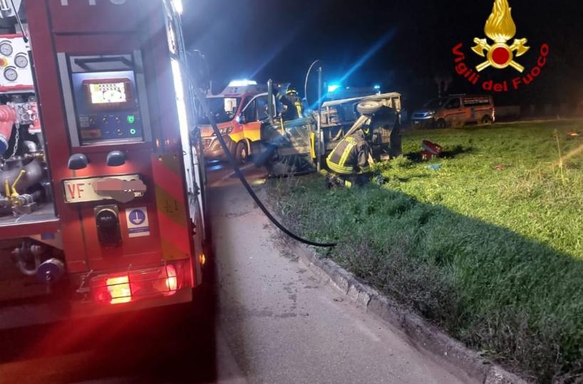 Apecar si ribalta a Mesagne, muore un 72enne