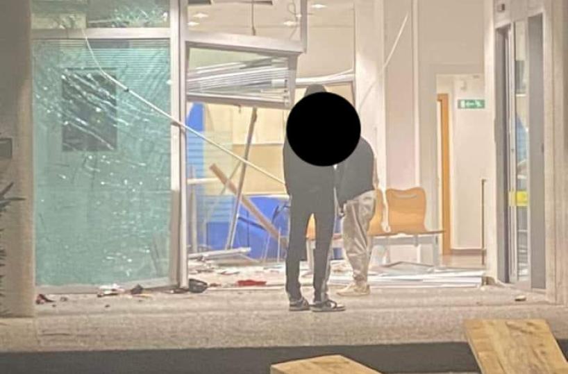 Paura a Triggiano, con l'auto sfondano un ufficio postale: bloccati dalla polizia