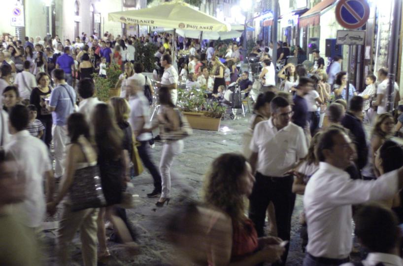 Stop musica dopo mezzanotte, a Barletta piace l’ordinanza antimovida