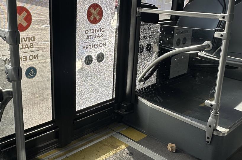 Taranto, lancio di uova e pietre contro bus durante la notte di Halloween: colpito conducente
