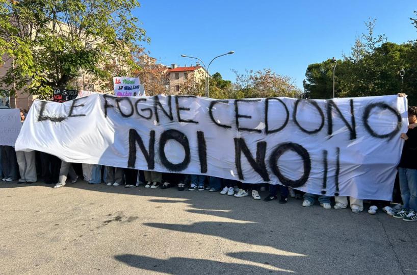 Andria, salta la fogna a scuola, liquami in vista: in piazza 800 studenti del Classico