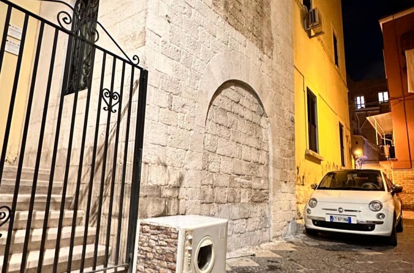Sempre più degrado a Bari Vecchia, impazza la moda delle lavatrici abbandonate per strada