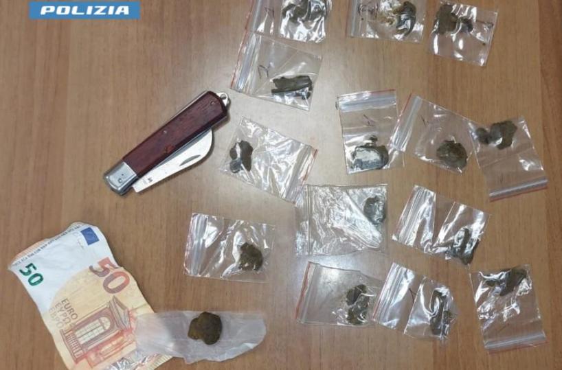 Gallipoli, 16enne in giro con l'hashish in tasca e un coltello a scatto: arrestato