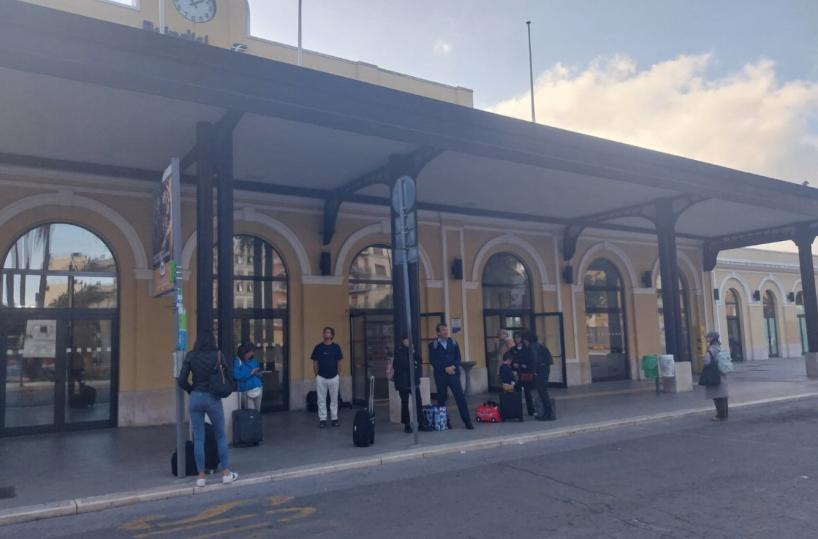 Brindisi, il bus Stp parte in anticipo dalla stazione: gruppo di turisti rischia di perdere l’aereo