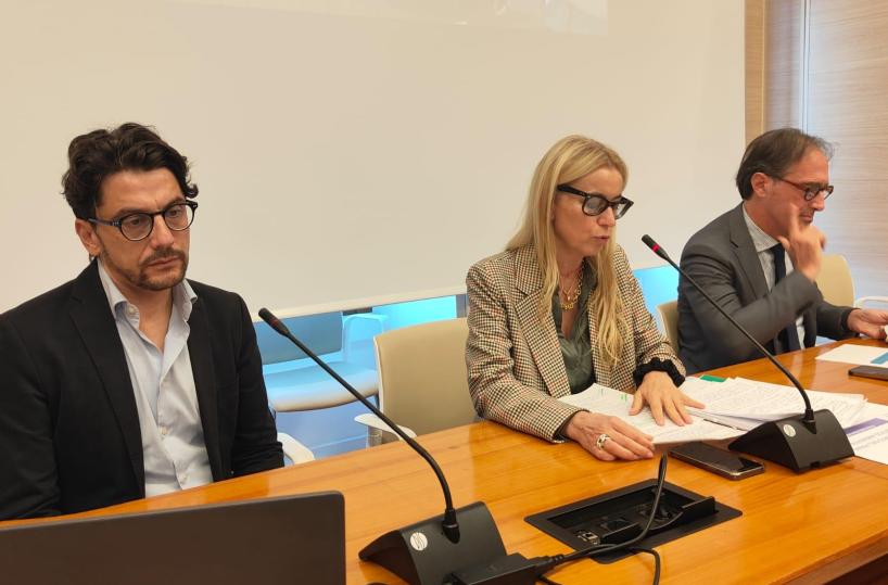 Crescita fotovoltaico e eolico, azzeramento uso carbone, «No» al nucleare: via libera a documento strategico programmazione Regione Puglia