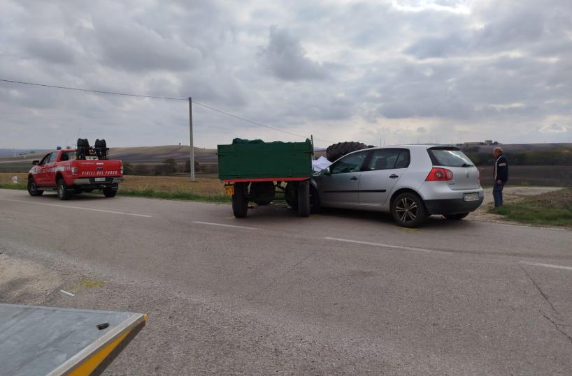 Trattore si scontra con un'auto e si ribalta: 38enne muore schiacciato a Castelnuovo della Daunia