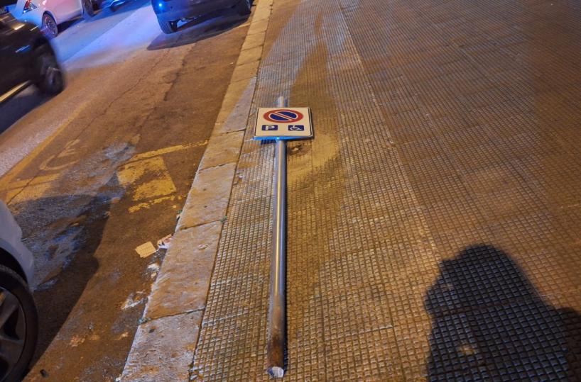 Bari, parcheggiare a Poggiofranco è quasi impossibile: c'è chi ha divelto un segnale 