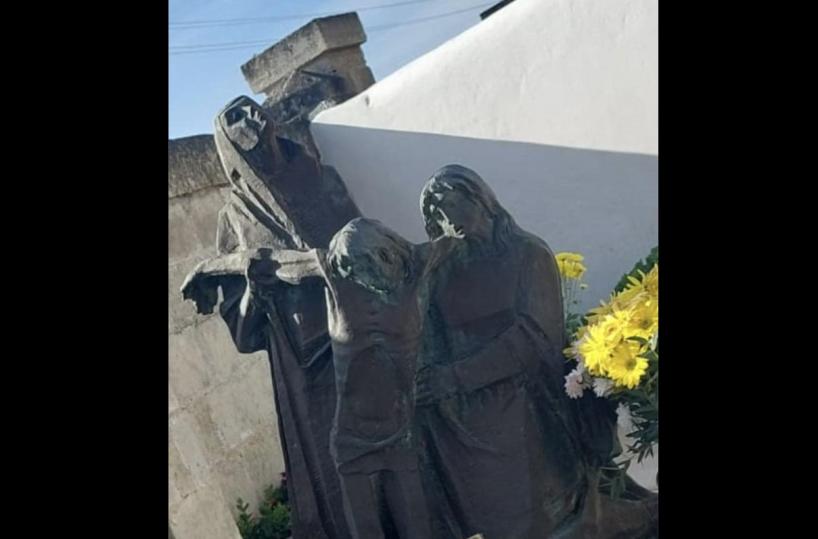 Monopoli, strano «colpo» al cimitero: statua di bronzo rubata e ritrovata