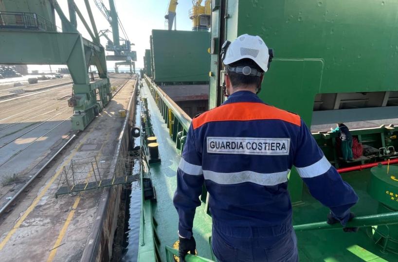 Nave da Singapore non conforme a standard sicurezza: fermata a Taranto