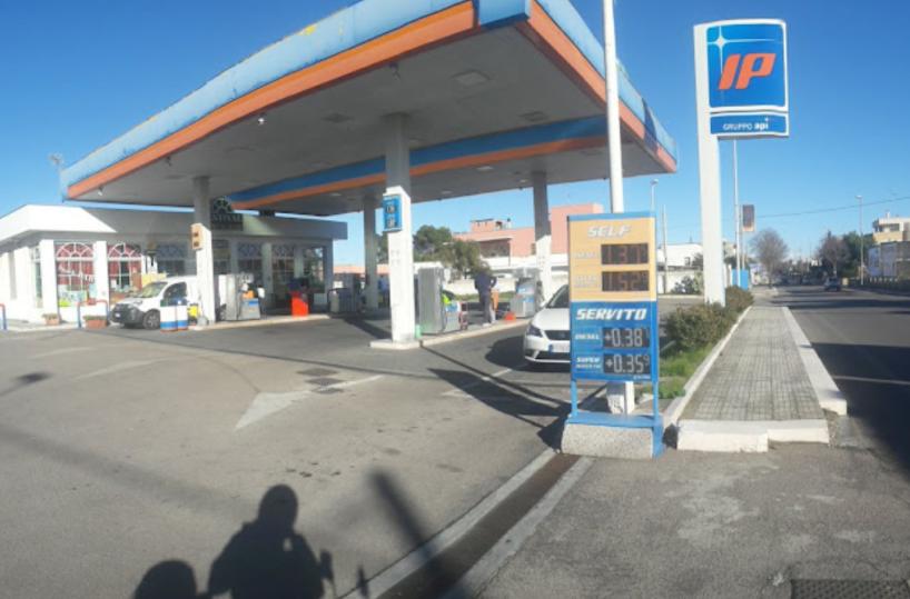 Assalto notturno al bar di una stazione di servizio a Lecce: spacca con un’ascia la vetrina e fugge col bottino
