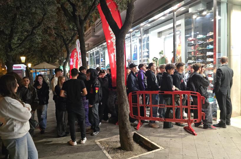 Bari, folla su Corso Cavour per l'evento con Dj TY1, Nerissima Serpe e Papa V. Il sindaco della notte: «Soddisfatto, nessun disordine»