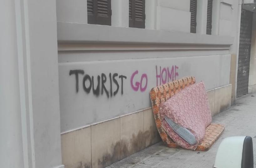 Bari come Barcellona: a Madonnella appare lo slogan «Tourist go home»