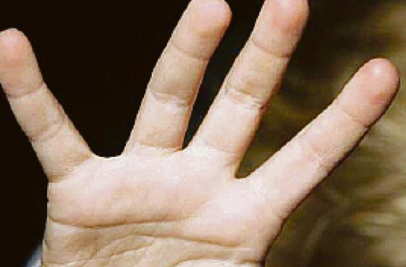Quell’«amico di famiglia» che marchia carne e anima