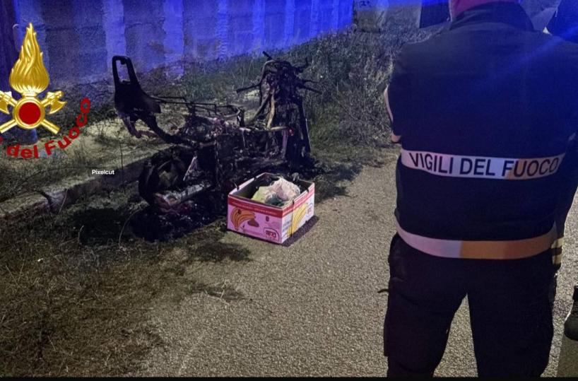 Lecce, uno scooter va in fiamme