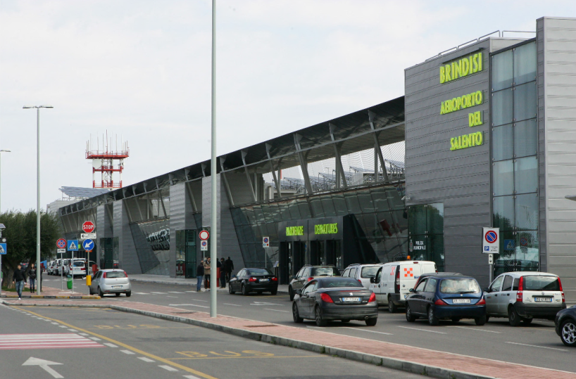 «Caro voli, Salento penalizzato» Stefàno attacca Aeroporti di Puglia