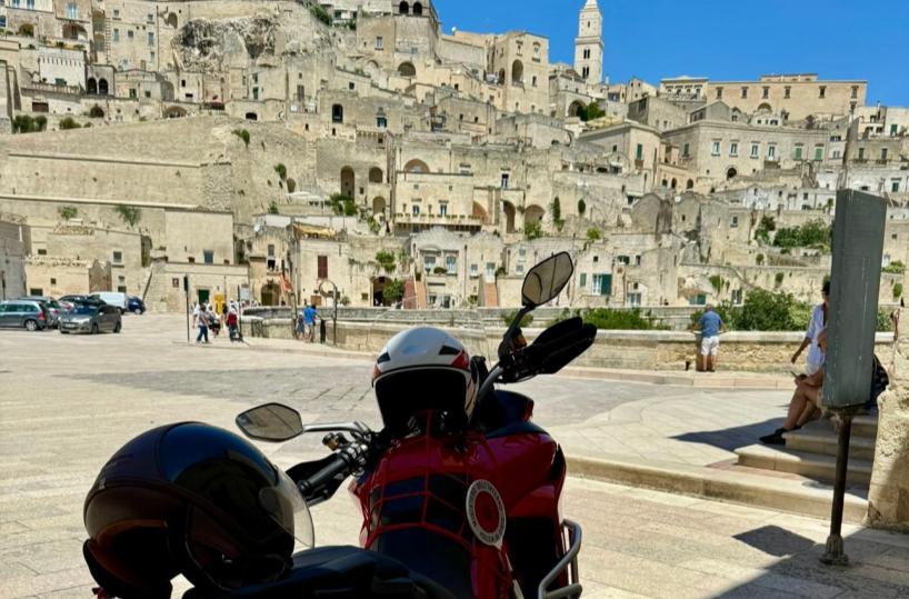 Non accetta la fine della relazione con la ex, né che lei lo blocchi sui social: uomo arrestato per violenza a Matera