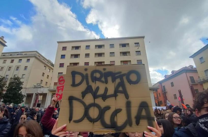 Emergenza idrica: Potenza senz'acqua da settimane, in piazza per il «diritto alla doccia»