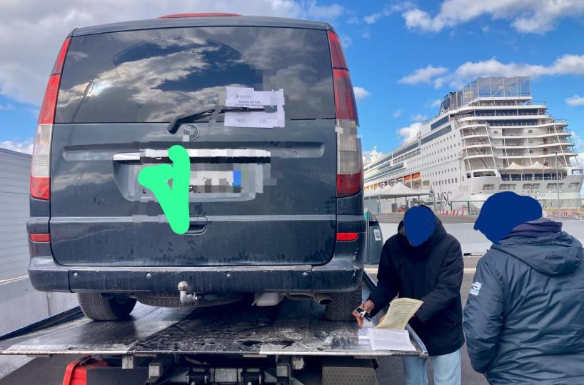 Bari, noleggio abusivo con conducente nel porto: sequestrato un van 