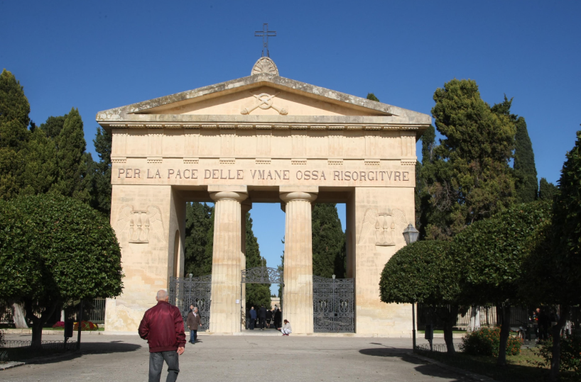 Mistero al cimitero di Lecce: durante un'estumulazione emerse ossa umane su due bare
