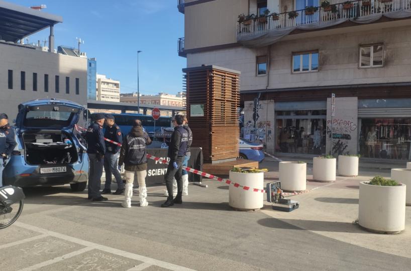 Bari, 42enne senza fissa dimora trovato morto in strada a ridosso della stazione