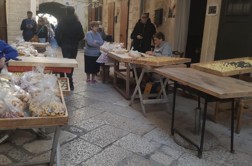 Bari Vecchia, le pastaie tornano al lavoro. E presto torneranno sui «banchi di scuola»