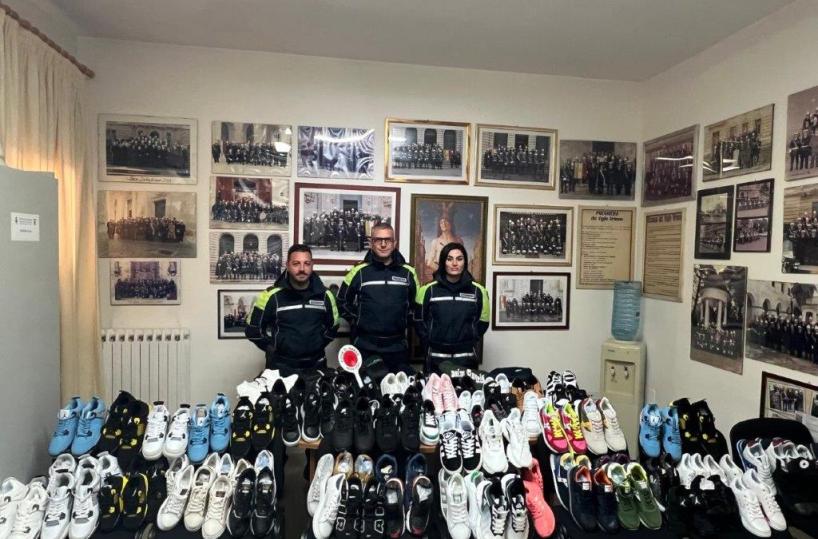 Felpe, tute e scarpe griffate, ma sono false: maxisequestro al mercato di Sant'Isidoro