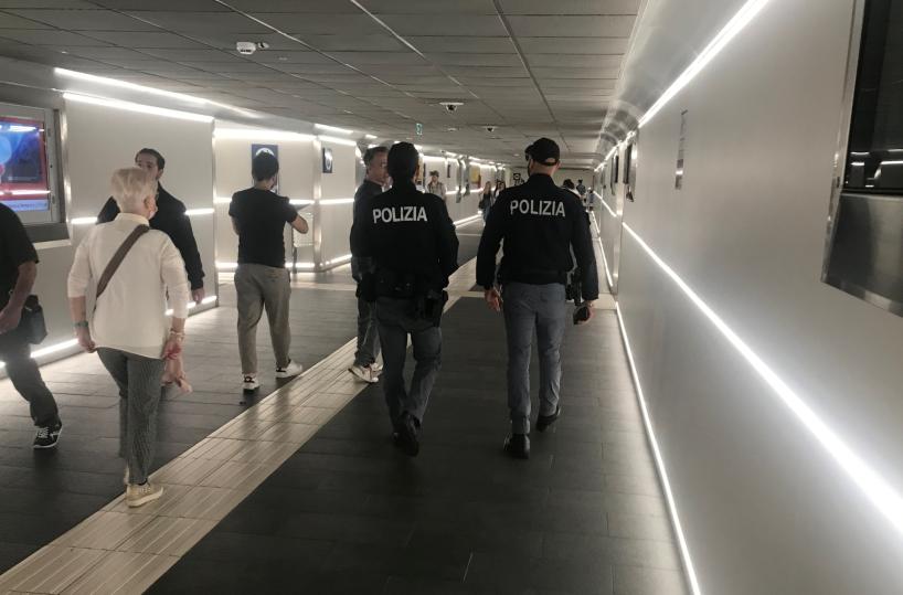 Donna smarrisce soldi nel sottopassaggio della stazione di Bari: ragazza li trova e li consegna alla polizia