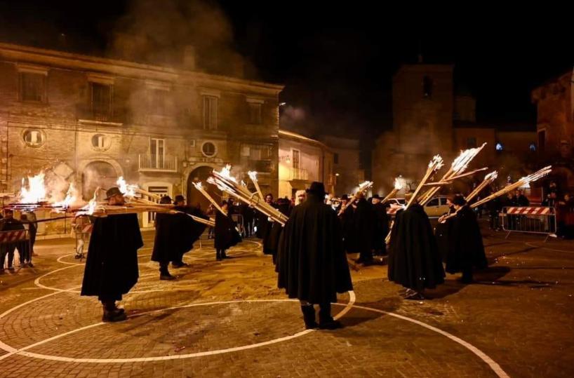 Il rito del Fuoco a Serracapriola con la Campana ufficiale del Giubileo alla 'Ndocciata di Agnone