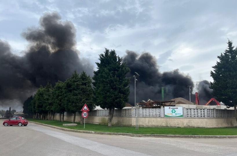 Brindisi, incendio in un'azienda nella zona industriale: fiamme e fumo alimentati dal vento