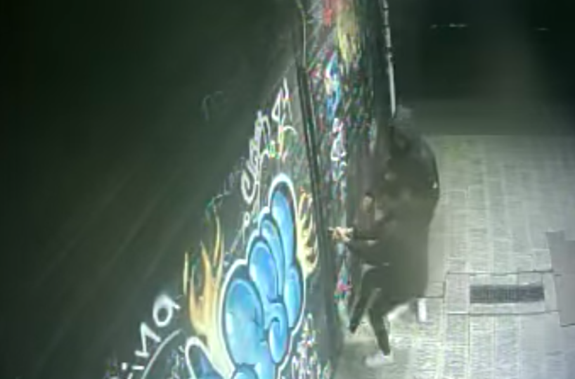 Bari, nella notte due ragazzini provano a scassinare l'ingresso di un locale sul lungomare