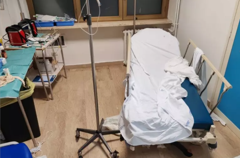 Casarano, ubriaco danneggia pronto soccorso e sputa addosso agli operatori: panico in ospedale