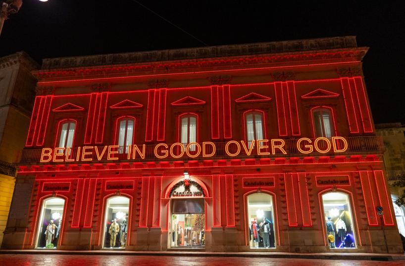 «Believe in Good over God», la luminaria a Maglie fa discutere. Gli ideatori: «È un messaggio per un Natale inclusivo»