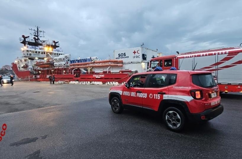 Migranti, arrivata a Brindisi in piena notte la nave Ocean Viking: sbarcati in 48, 43 sono minori