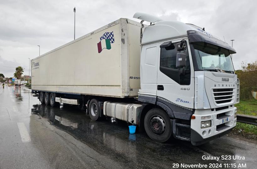 Tir perde gasolio alle porte di Bari: code sulla SS100 in direzione del centro, traffico in tilt