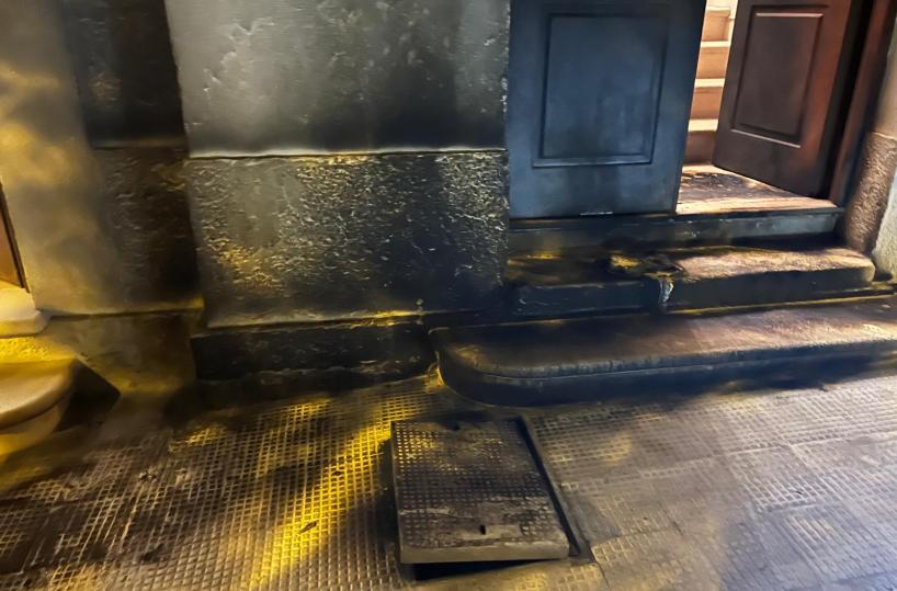 Fiamme al portone di casa dell'eurodeputato Ventola (Fdi): a colpire un uomo dal volto coperto