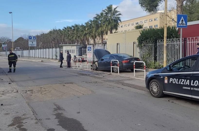 Foggia, perde il controllo dell’auto e abbatte transenne su via Napoli