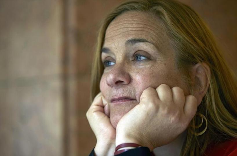 Tracy Chevalier, l'intervista alla scrittrice: «Le donne dei miei romanzi insegnano la sorellanza e il coraggio»
