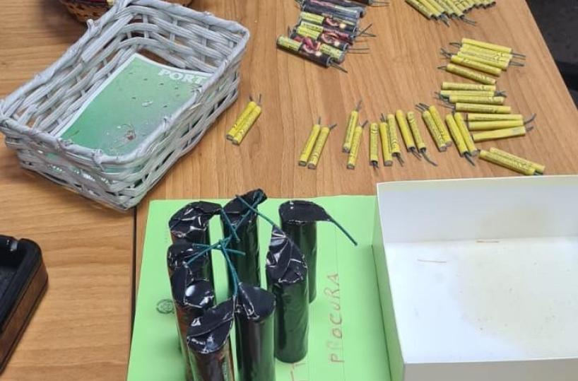 Lecce, 86enne vendeva petardi e fuochi d'artificio vicino a una scuola: denunciato
