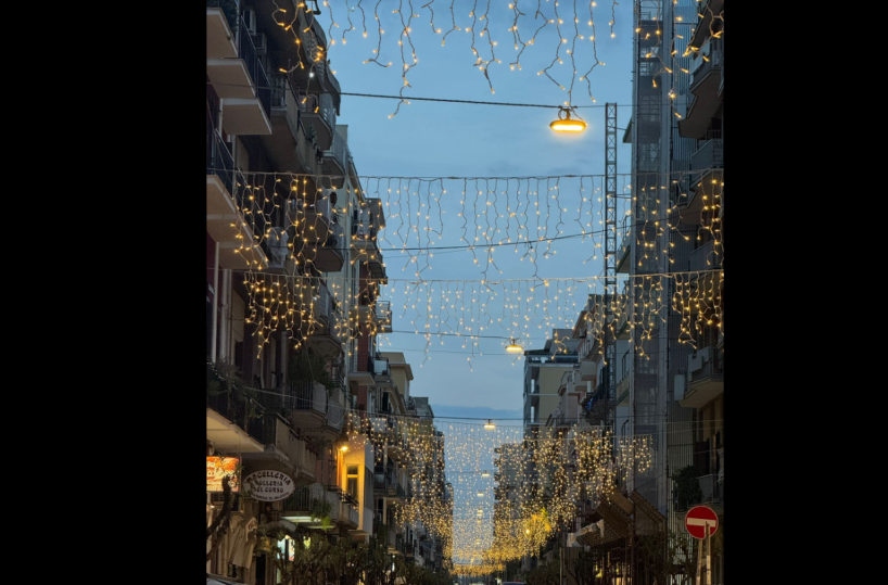 Bari, Madonnella s'illumina per Natale: «grazie ai commercianti del quartiere, non accadeva da anni»