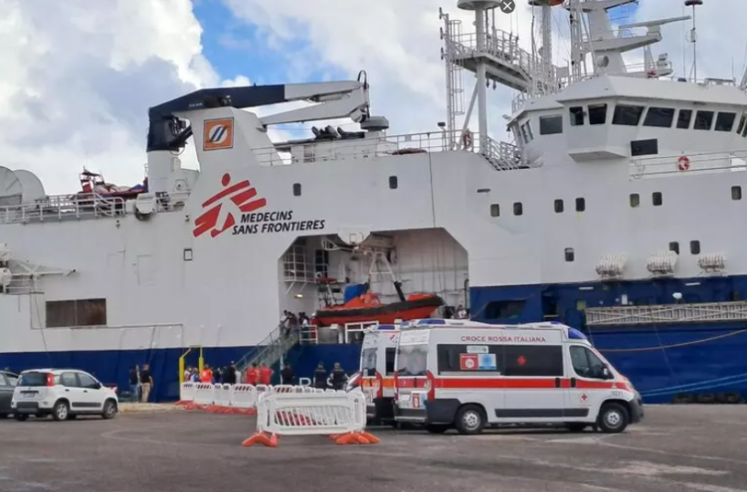 Migranti, a Taranto arrivata in porto la Geo Barents: sbarcati in 45, alcuni in ipotermia 