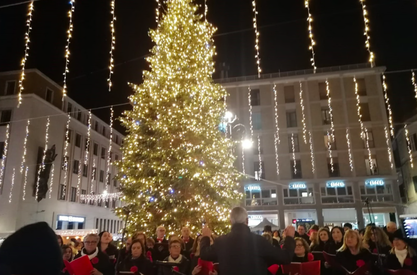Lecce, il ritorno del presepe nell’Anfiteatro e le luci del grande albero in piazza