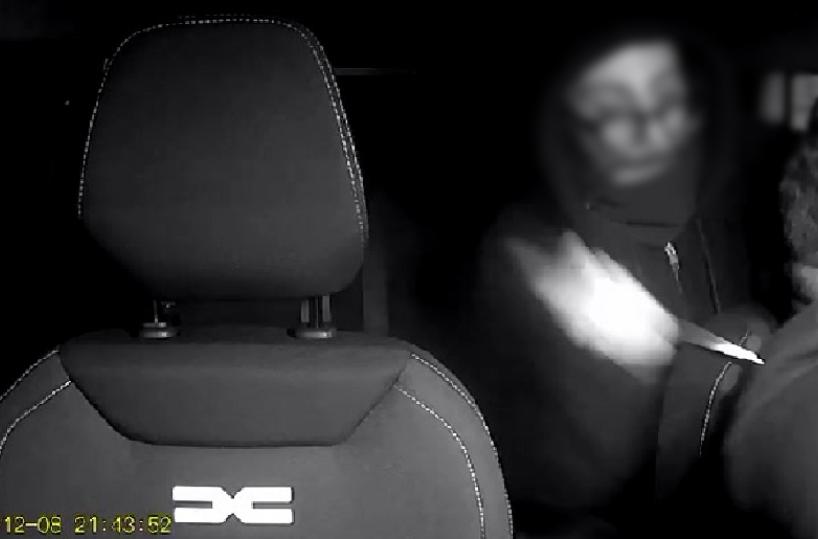 Bari, tassista carica coppia di passeggeri e viene accoltellato: paura al quartiere Picone