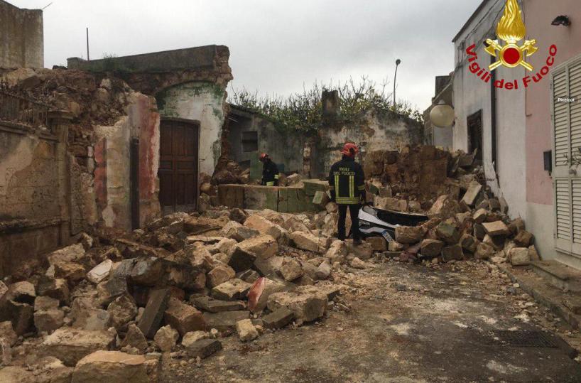 Crolla edificio a Squinzano: vigili del fuoco al lavoro, non ci sono persone sotto le macerie